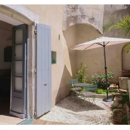 Ecusson Nimois Et Cour Ensoleillee Appartement