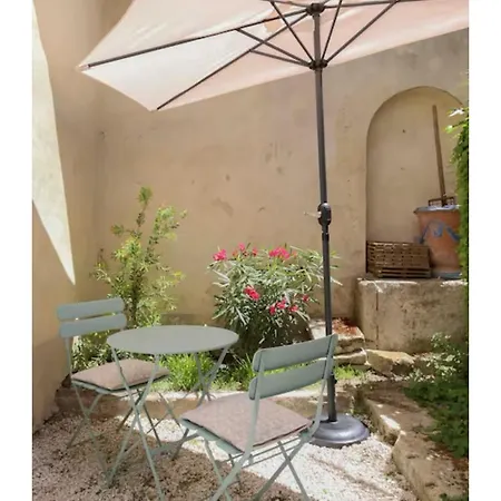 Ecusson Nimois Et Cour Ensoleillee