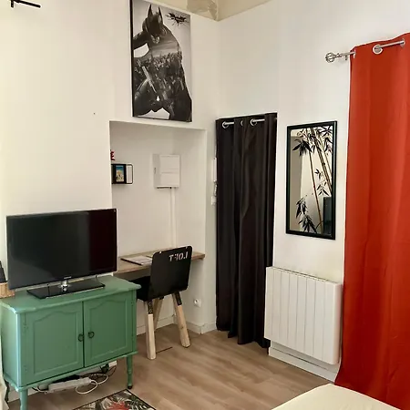 Ecusson Nimois Et Cour Ensoleillee شقة نيم