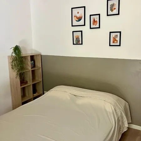 Ecusson Nimois Et Cour Ensoleillee شقة